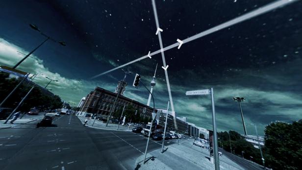 Blick auf die Straße Unter den Linden in Berlin mit dem Fernsehturm im Hintergrund.