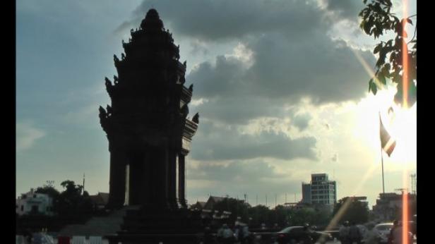 Das Unabhängigkeitsdenkmal in Phnom Penh, Kambodscha, im Gegenlicht der Sonne.