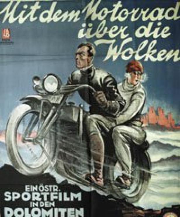 Ein Mann und eine Frau fahren mit einem Motorrad in den Dolomiten.