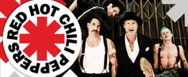 Die Band Red Hot Chili Peppers posiert für ein Gruppenfoto.