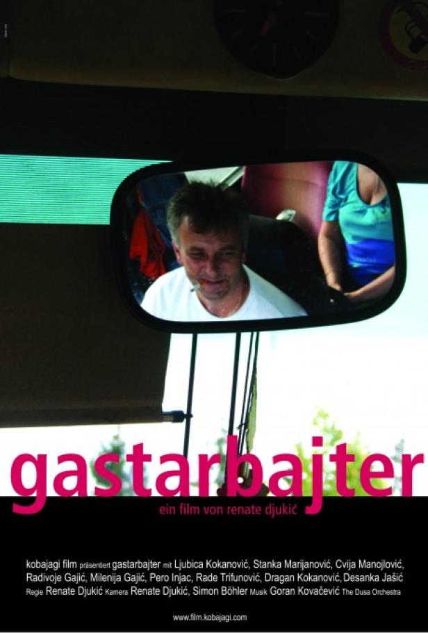Das Filmplakat für „Gastarbajter“ zeigt einen Mann im Rückspiegel eines Busses.