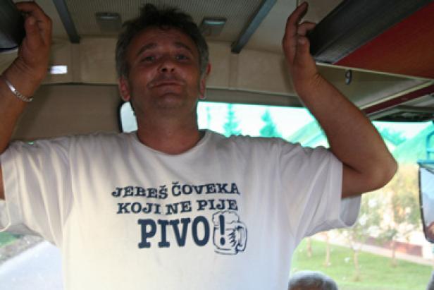 Ein Mann mit einem T-Shirt mit der Aufschrift „JEBEŠ ČOVEKA KOJI NE PIJE PIVO!“.