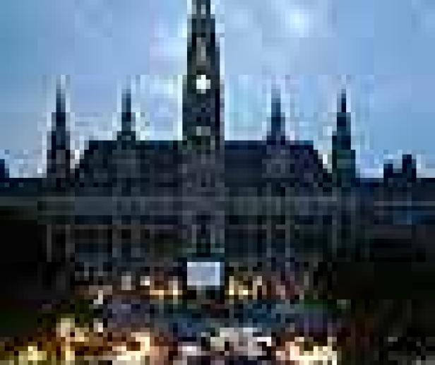 Das Rathaus von Graz ist bei Dämmerung beleuchtet.