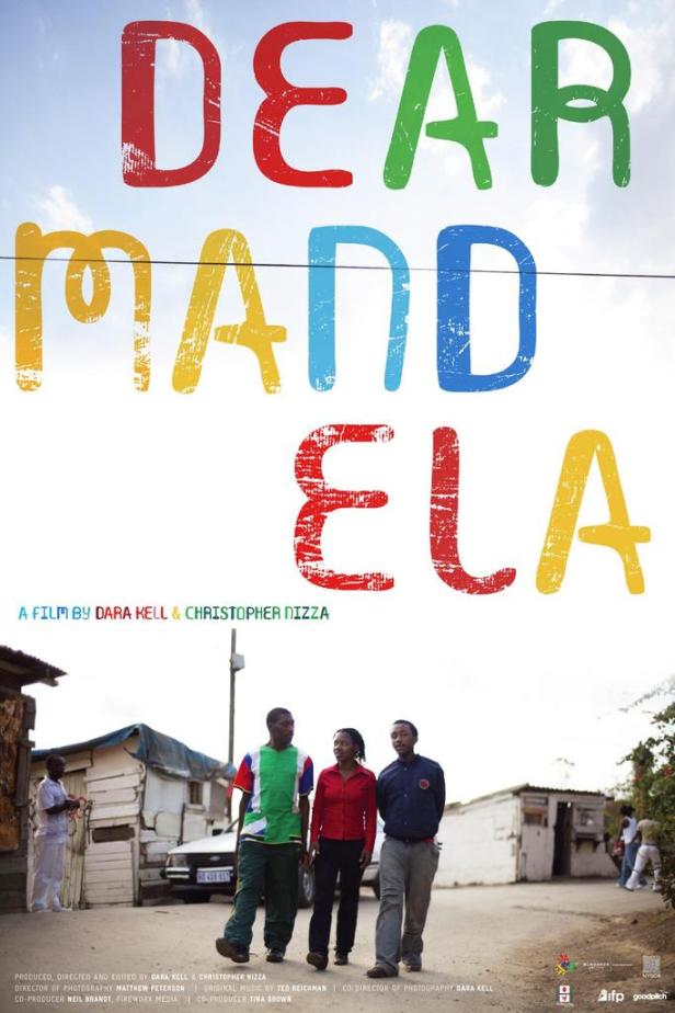 Das Filmplakat für „Dear Mandela“ zeigt drei Personen vor einer ländlichen Kulisse.