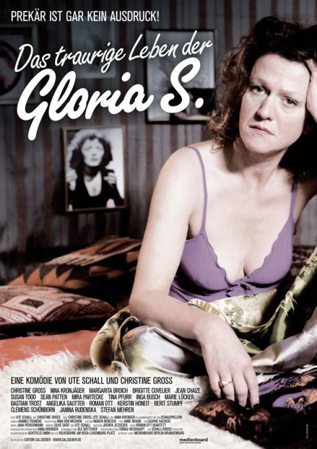 Das Filmplakat zu „Das traurige Leben der Gloria S.“ zeigt eine Frau im Unterhemd auf einem Bett sitzend.