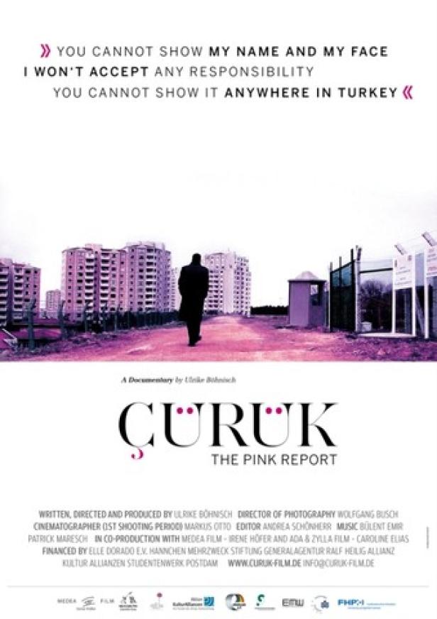 Ein Mann geht auf eine Reihe von Wohnblöcken zu, Szene aus dem Film „Çürük: The Pink Report“.