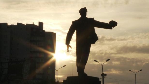 Die Silhouette eines Denkmals vor einem Sonnenuntergang.