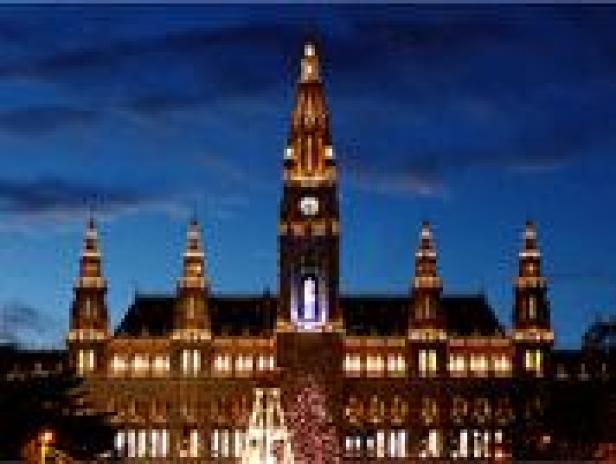Das Wiener Rathaus ist nachts beleuchtet.