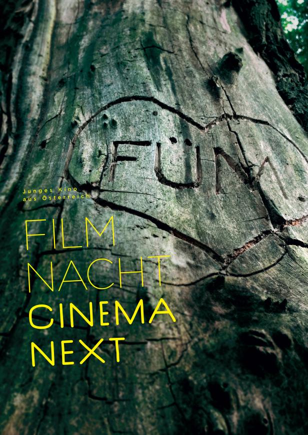 Ein Baumstamm mit der Aufschrift „FUN“ und dem Text „Filmnacht Cinema Next“.