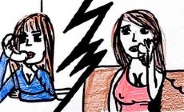 Zwei Frauen telefonieren miteinander, getrennt durch einen Blitz.