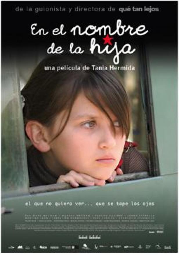 Das Filmplakat für „En el nombre de la hija“ zeigt ein Mädchen, das aus einem Fenster schaut.