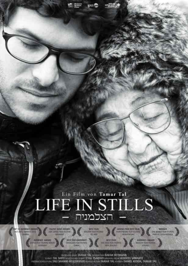 Das Filmplakat zu „Life in Stills“ zeigt eine junge und eine alte Person mit Brillen.