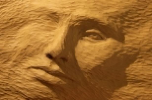 Das Gesicht einer Frau ist in Stein gemeißelt.