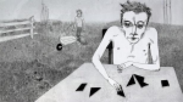 Ein Mann sitzt an einem Tisch und legt Puzzleteile zusammen, während im Hintergrund eine Person mit einer Schubkarre steht.