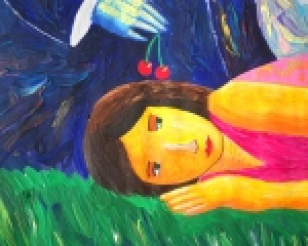 Eine Frau liegt im Gras, während eine Hand ihr Kirschen anbietet.