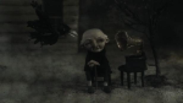 Eine unheimliche Figur mit einem Stock sitzt neben einem alten Grammophon, während ein Rabe im Hintergrund zu sehen ist.