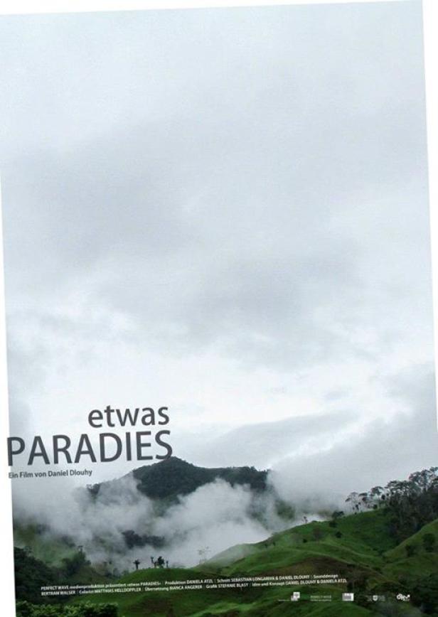 Das Filmplakat für „Etwas Paradies“ zeigt eine grüne Hügellandschaft unter einem bewölkten Himmel.