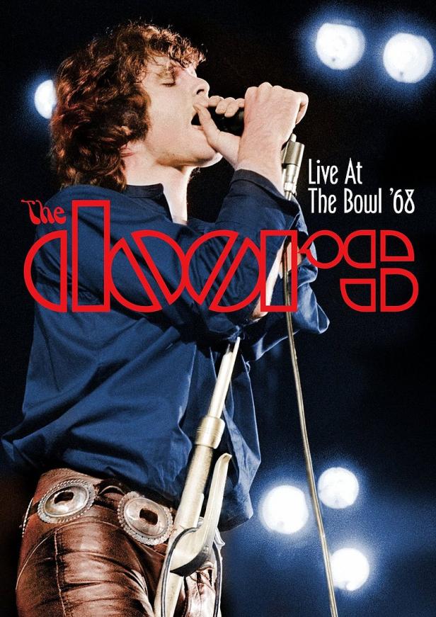 Jim Morrison von The Doors singt bei einem Konzert.