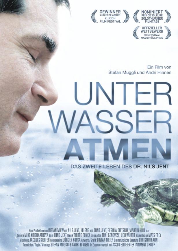 Das Filmplakat für „Unter Wasser Atmen“ zeigt einen Mann und eine Schildkröte.