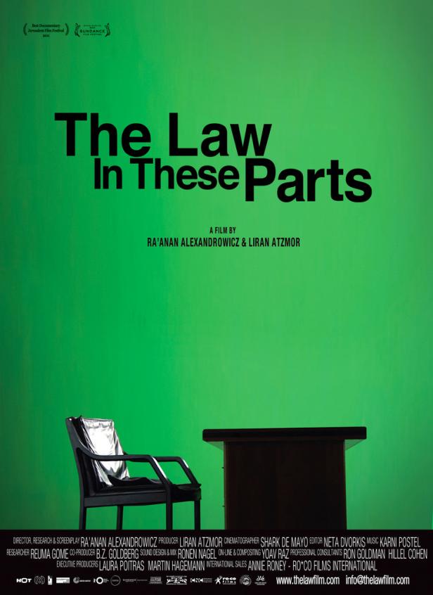 Das Filmplakat für „The Law In These Parts“ zeigt einen Stuhl und ein Pult vor einem grünen Hintergrund.