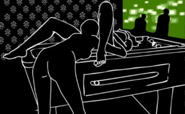 Eine stilisierte Darstellung von zwei Frauen in einem Schlafzimmer.