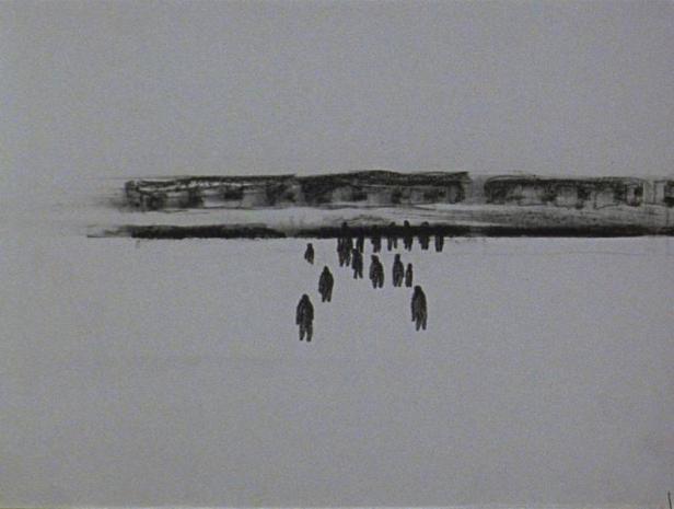 Eine Gruppe von Menschen geht auf eine dunkle Gebäudereihe zu.