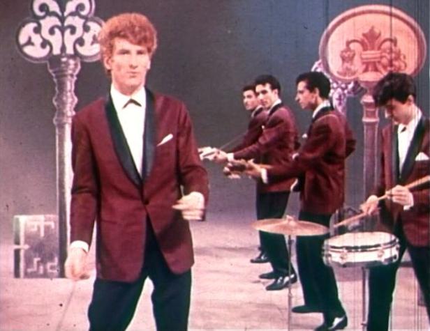 Gerry and the Pacemakers treten in einem Fernsehstudio auf.