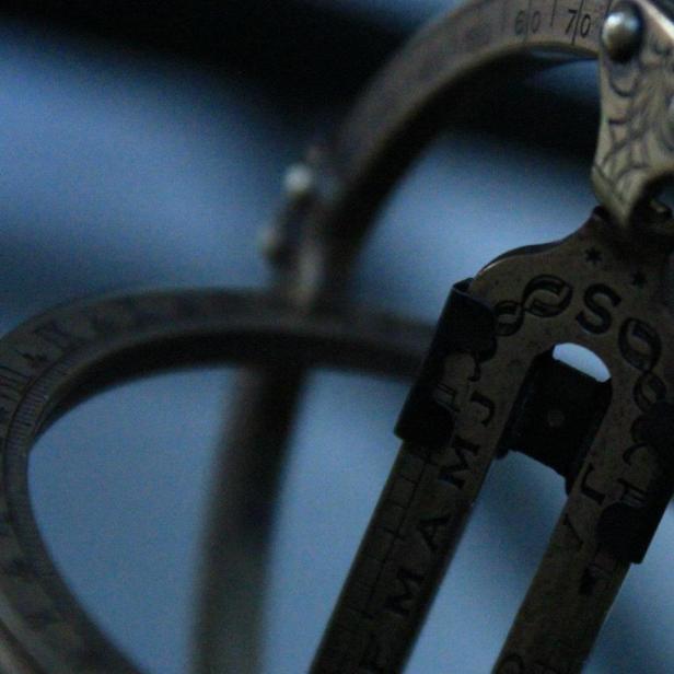 Nahaufnahme eines historischen astronomischen Instruments aus Messing.