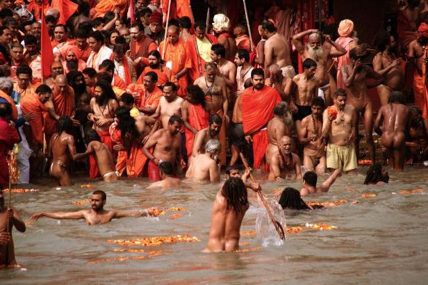 Eine Menschenmenge nimmt an einem religiösen Bad im Ganges in Indien teil.