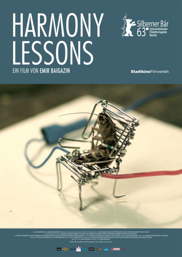 Das Filmplakat für „Harmony Lessons“ zeigt eine Kakerlake, die auf einem Miniaturstuhl aus Draht sitzt.