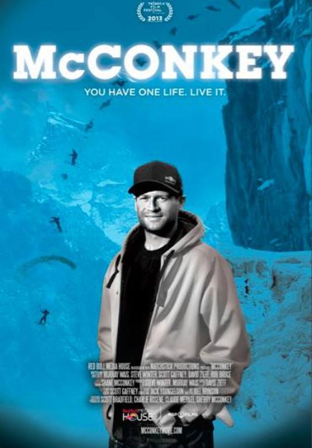 Das Filmplakat für „McConkey“ zeigt Shane McConkey vor einer Bergkulisse.