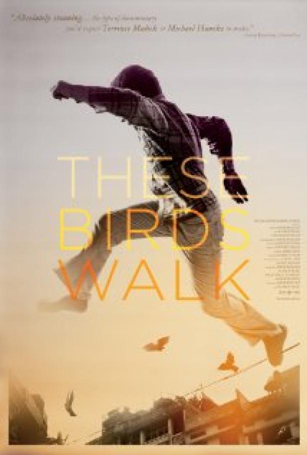 Ein Mann springt vor dem Hintergrund des Filmplakats „These Birds Walk“.