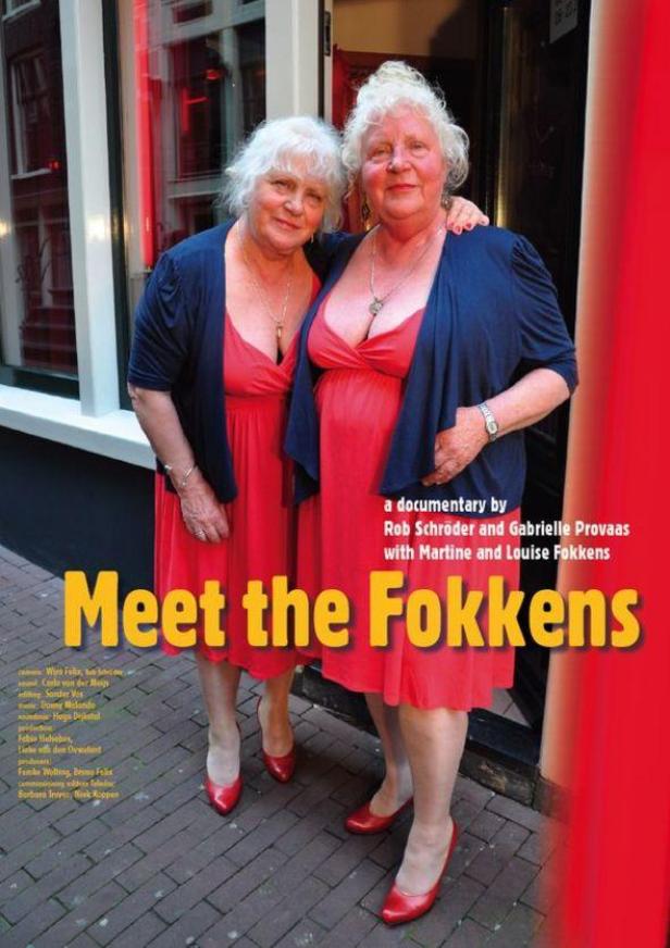 Das Filmplakat zu „Meet the Fokkens“ zeigt Martine und Louise Fokkens in roten Kleidern.