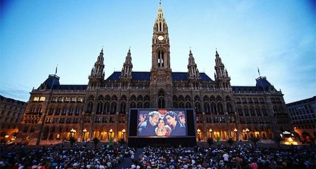 Eine Menschenmenge schaut vor dem Wiener Rathaus einen Film auf einer großen Leinwand.
