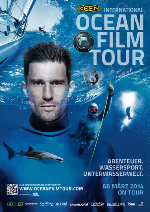 Ein Werbeplakat für die „Ocean Film Tour“ mit einem Mann, Unterwasseraufnahmen und Wassersportmotiven.