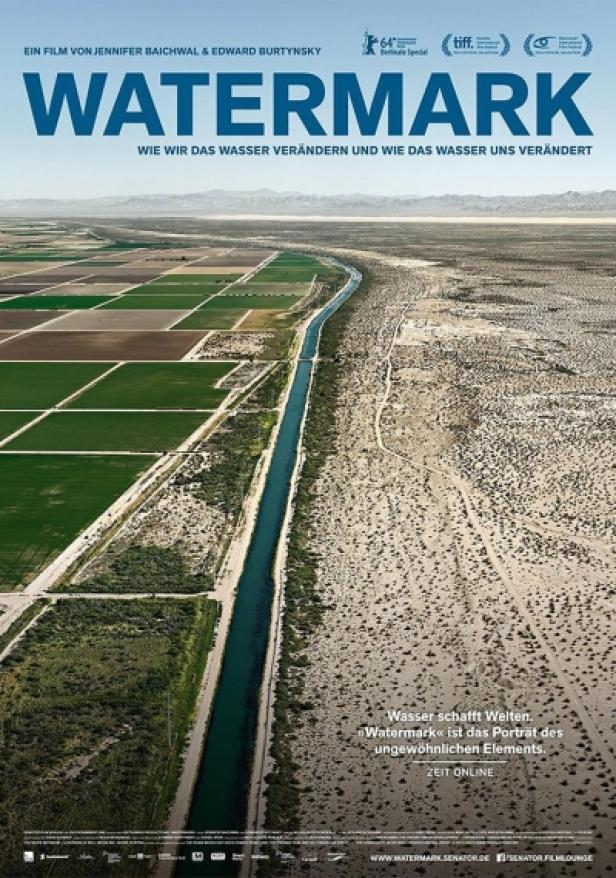 Das Filmplakat für „Watermark“ zeigt eine Luftaufnahme von bewässerten Feldern neben einer Wüste.