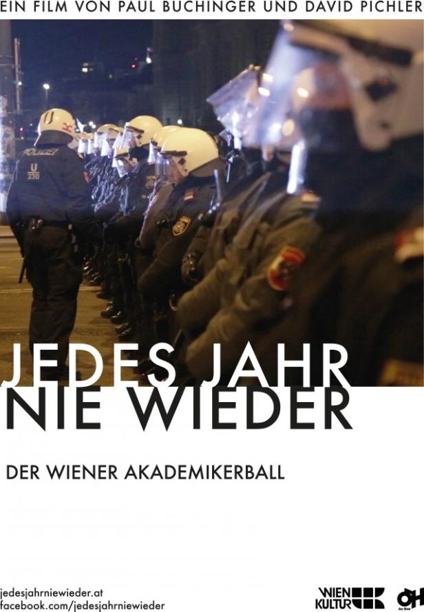 Polizisten in Kampfmontur stehen vor dem Hintergrund des Films „Jedes Jahr nie wieder“ über den Wiener Akademikerball.