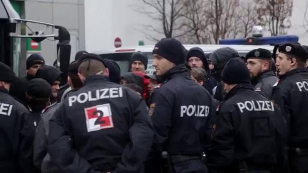 Eine Gruppe Polizisten steht beieinander.