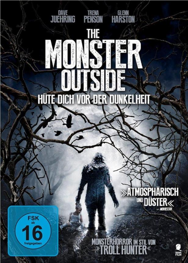 Das Filmplakat für „The Monster Outside“ zeigt ein Monster und ein junges Mädchen in einem dunklen Wald.