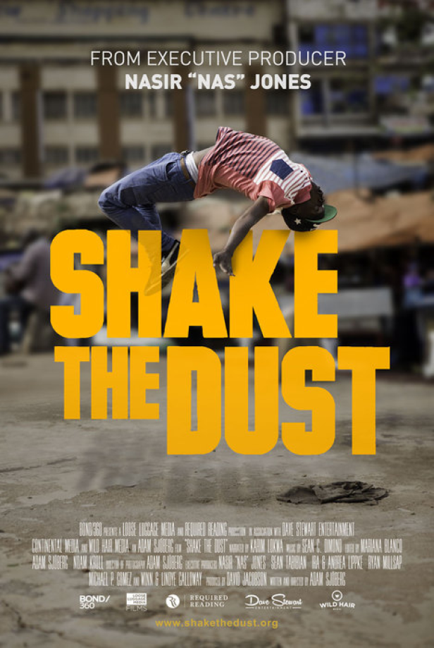 Ein Mann macht einen Handstand vor dem Schriftzug „Shake the Dust“ auf einem Filmplakat.