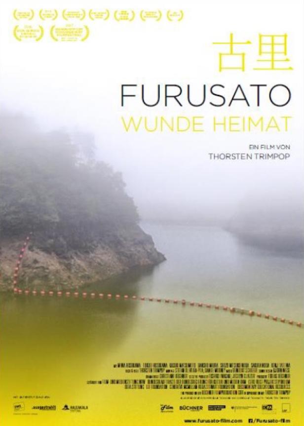 Das Filmplakat für „Furusato – Wunde Heimat“ zeigt eine neblige Landschaft mit einem See.
