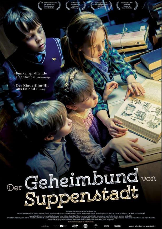 Vier Kinder beugen sich über ein aufgeschlagenes Buch mit Zeichnungen in dem Filmplakat zu „Der Geheimbund von Suppenstadt“.