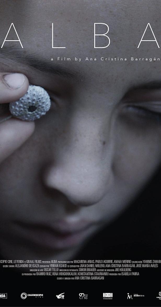 Das Filmplakat für „Alba“ zeigt das Gesicht eines Mädchens mit einem Seeigel vor dem Auge.