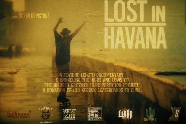 Ein Mann auf einem Skateboard vor dem Filmplakat „Lost in Havana“.