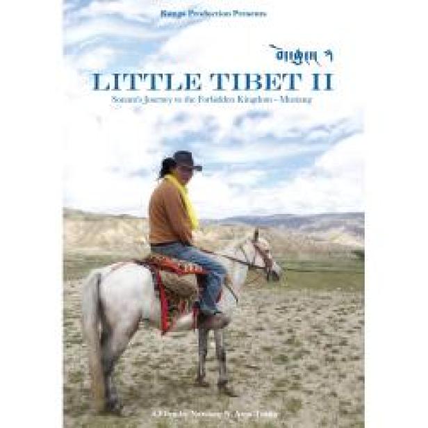 Ein Mann reitet auf einem weißen Pferd vor einer Bergkulisse, Titelbild von „Little Tibet II“.