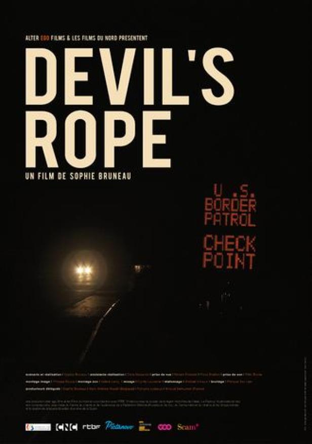 Das Filmplakat für „Devil's Rope“ zeigt einen U.S. Border Patrol Checkpoint bei Nacht.
