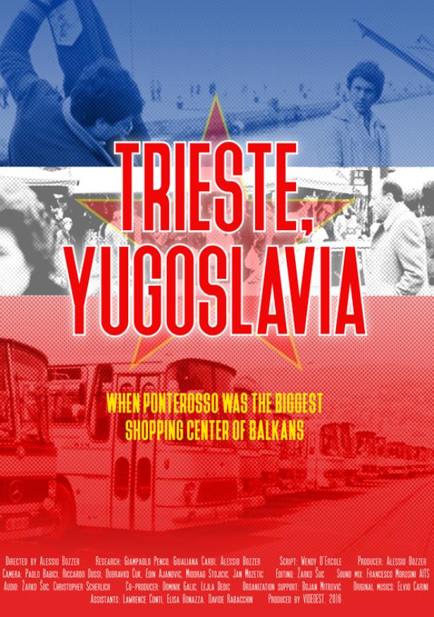 Das Filmplakat zeigt den Titel „Trieste, Yugoslavia“ vor dem Hintergrund von Menschen und Bussen.