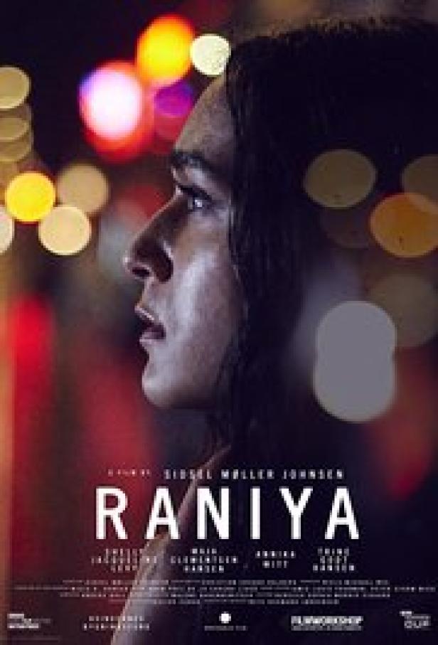 Das Filmplakat für „Raniya“ zeigt eine Frau vor einem verschwommenen Hintergrund aus Lichtern.