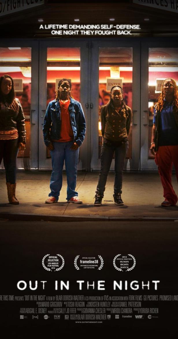 Das Filmplakat für „Out in the Night“ zeigt vier Frauen vor einem Gebäude.