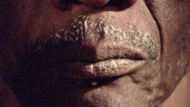 Nahaufnahme des Mundes und des Bartes einer Person.